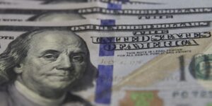 Dólar inicia a semana em queda e fecha a R$ 5,56