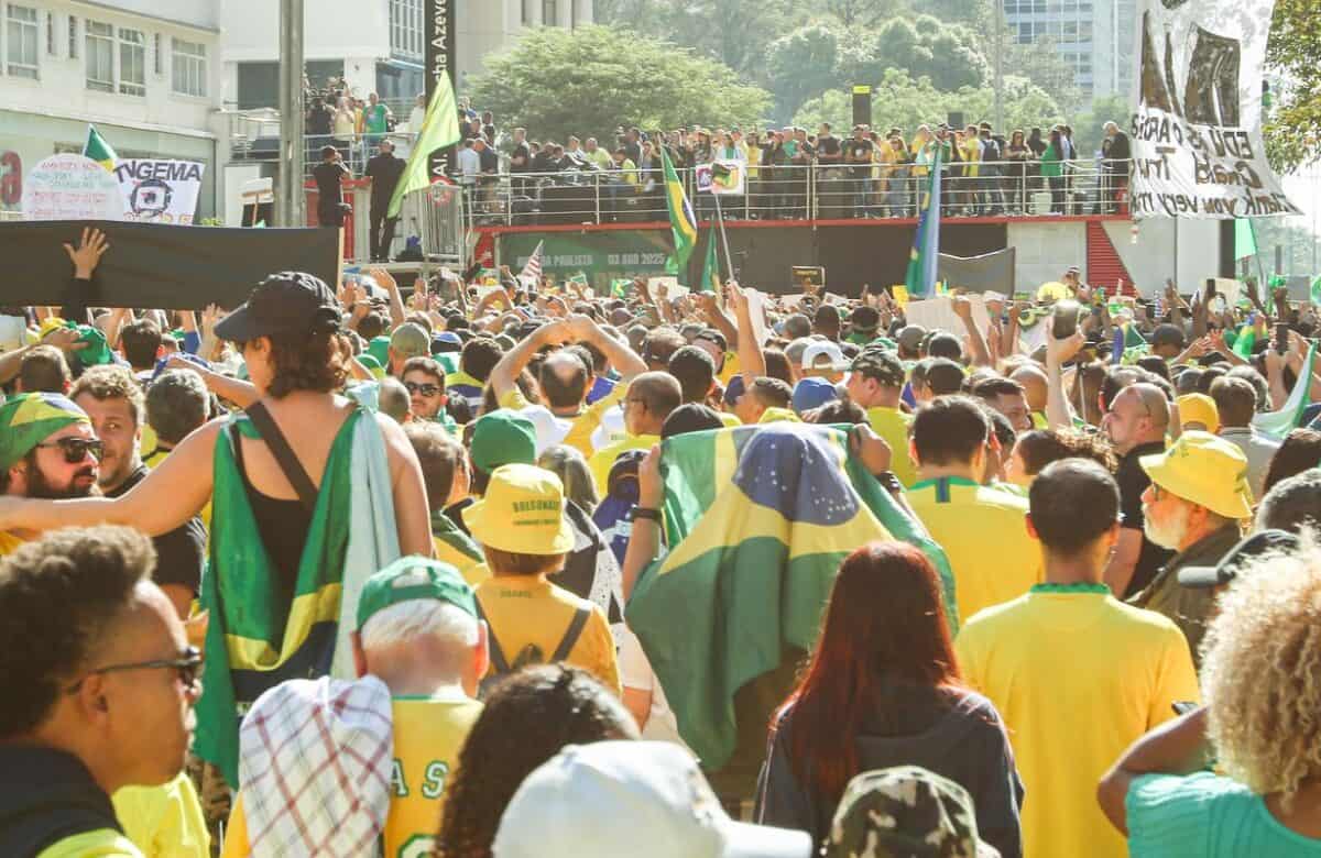 Ato em São Paulo pede anistia a Bolsonaro e exalta Trump