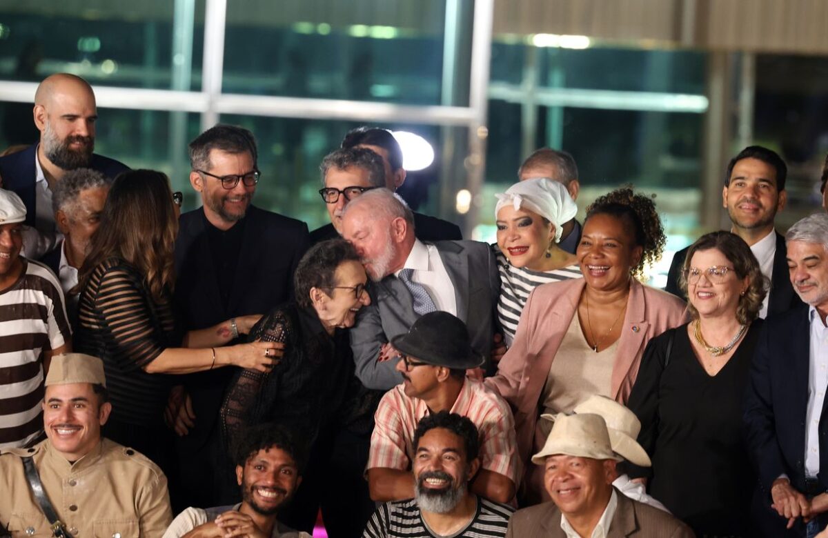 Lula recebe equipe de O Agente Secreto e destaca papel da cultura