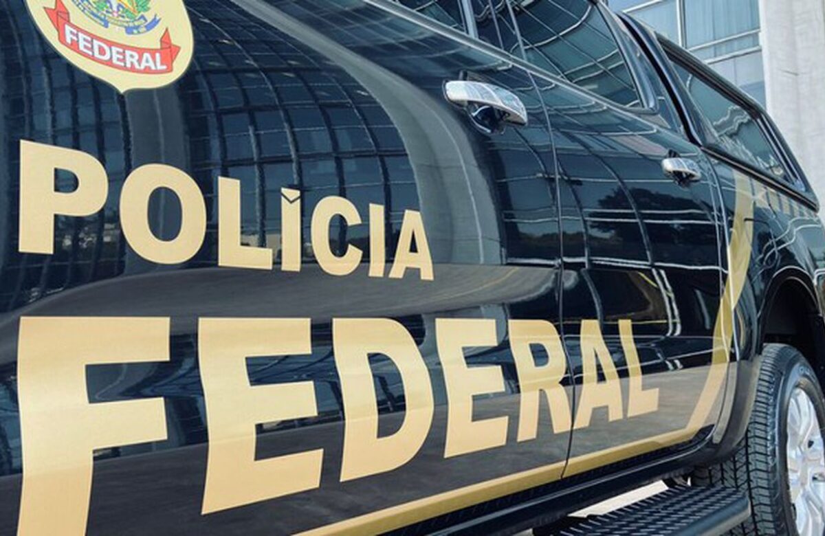 PF cumpre busca e apreensão de celulares na casa de Bolsonaro