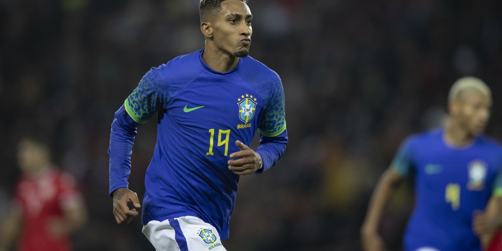 Raphinha e Vinicius Júnior são indicados ao prêmio Bola de Ouro