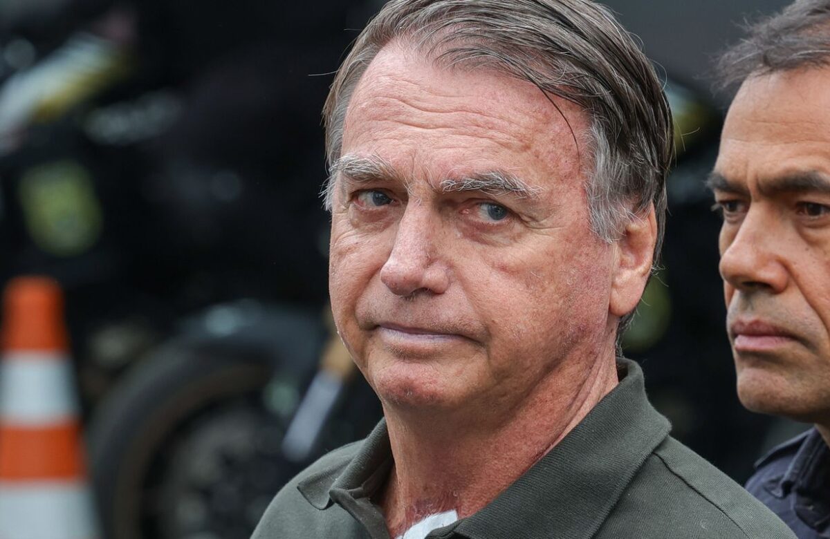 Após retirada de lesões da pele, Bolsonaro volta à prisão domiciliar