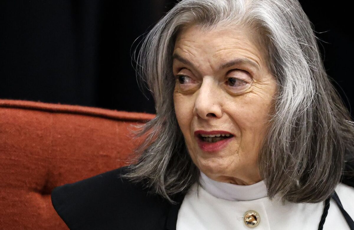 Cármen Lúcia forma maioria pela condenação de Bolsonaro e aliados