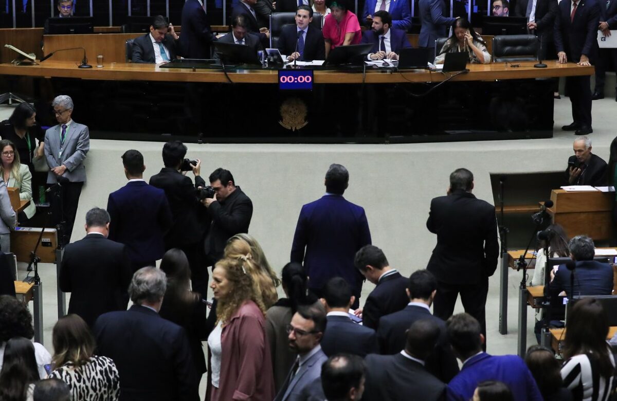 Câmara aprova urgência para votar projeto que cria Bancada Cristã