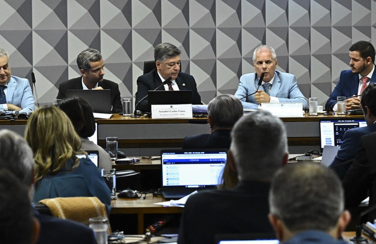 Ex-presidente do INSS se nega a responder perguntas de relator da CPI 