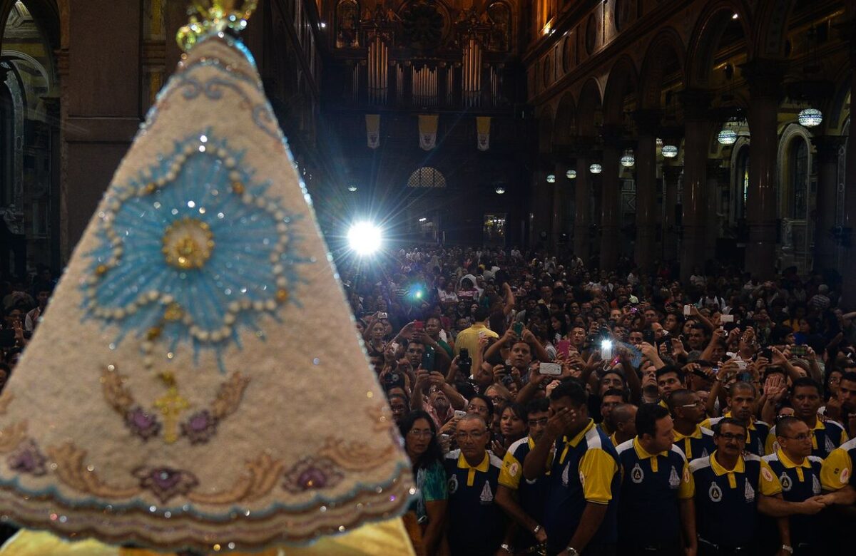 Romaria fluvial antecede procissão do Círio de Nazaré, em Belém