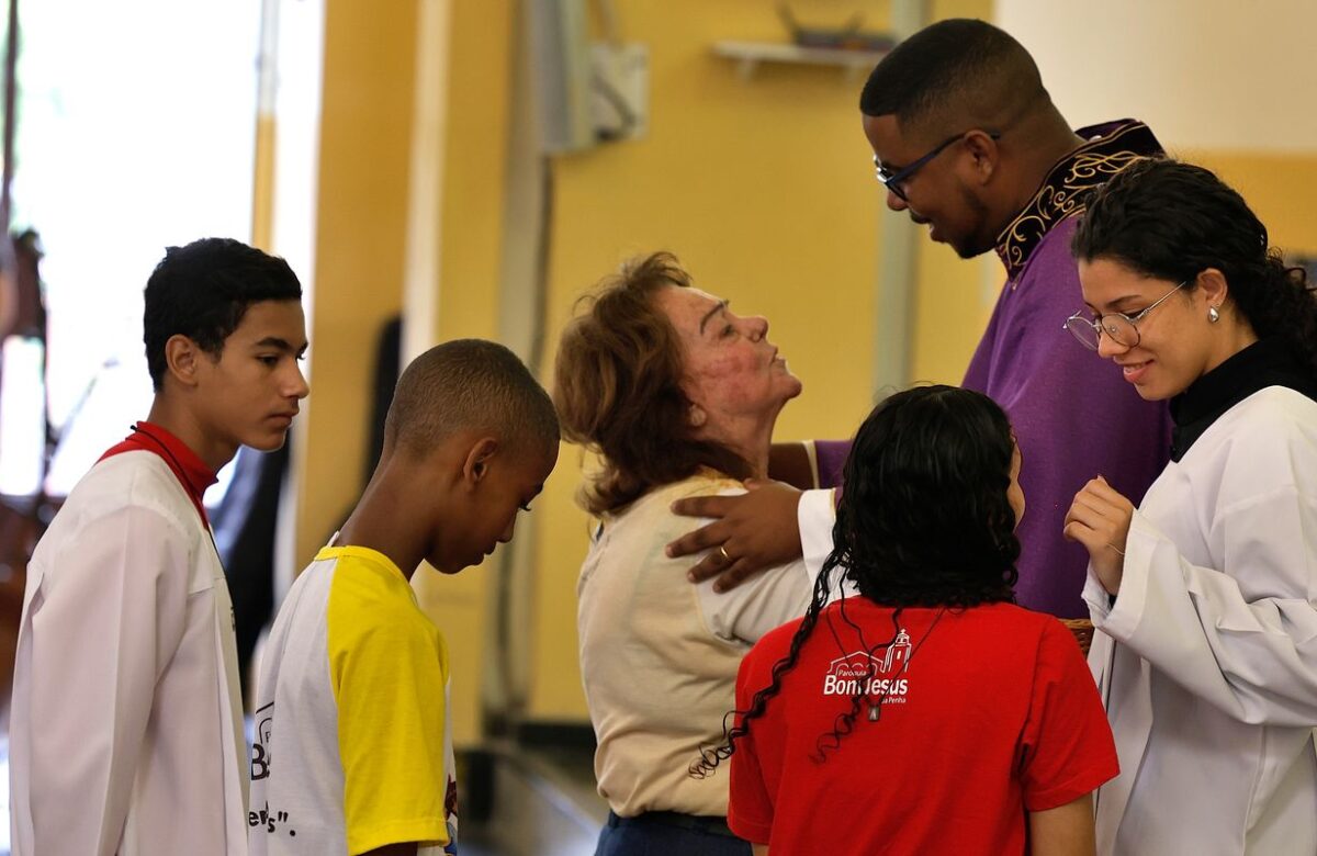 Em igreja na Penha, fiéis rezam por paz e proteção em semana de horror