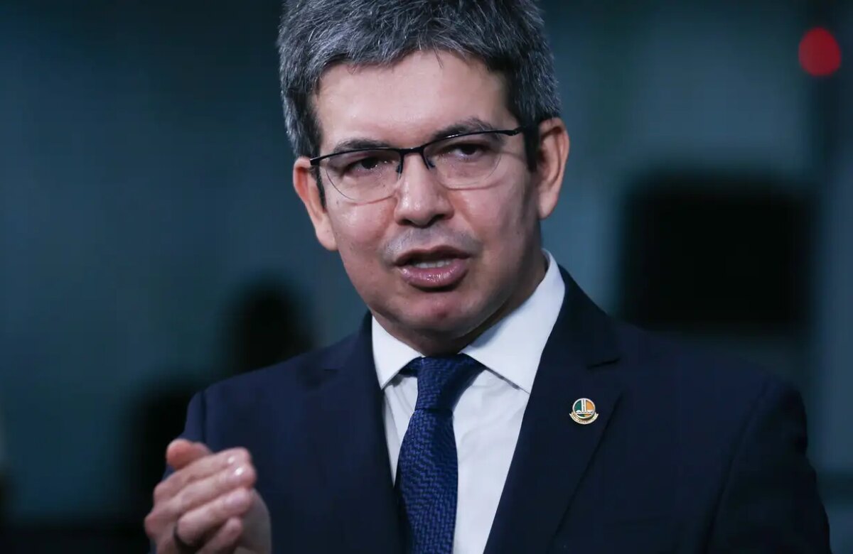 Rotular facções como terroristas não combate crime, diz Randolfe