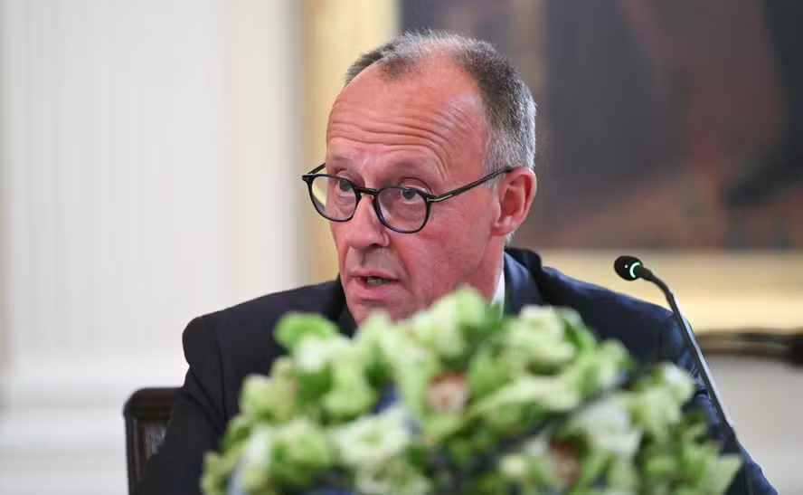 Governo da Alemanha se retrata após fala de chanceler e Senado aprova censura a Merz