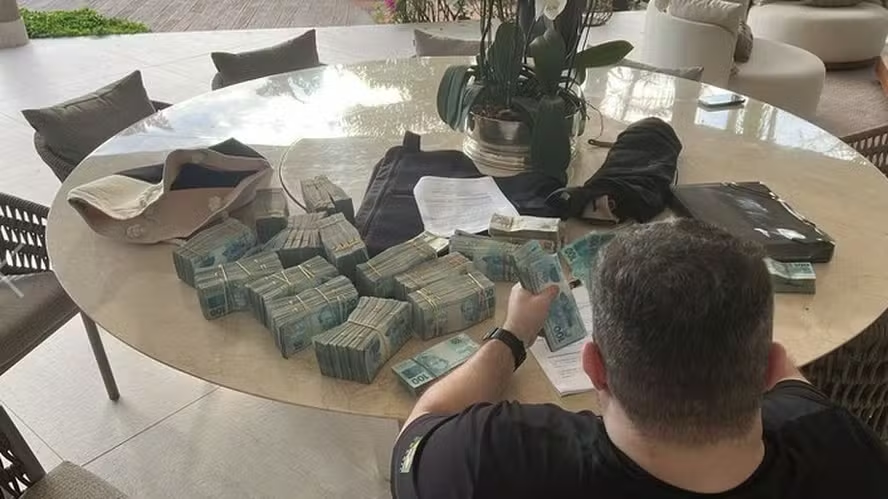 Operação contra Banco Master apreendeu carros de luxo, obras de arte, relógios e R$ 1,6 mi em dinheiro em espécie