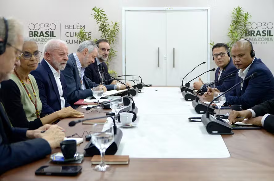 Lula se reúne com a sociedade civil em Belém e defende caminho para o fim dos fósseis em documento final da COP30