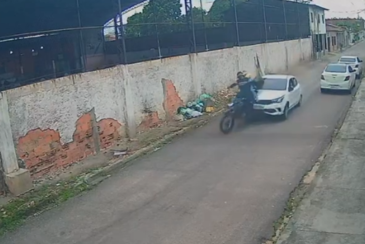 Briga de trânsito termina com perseguição e atropelamento de motociclista