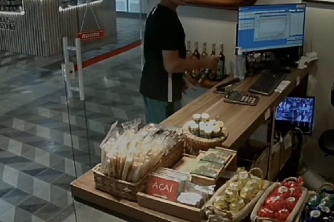 Imagens mostram homem furtando bebidas de loja de artigos regionais dentro Mercado de São Brás, em Belém