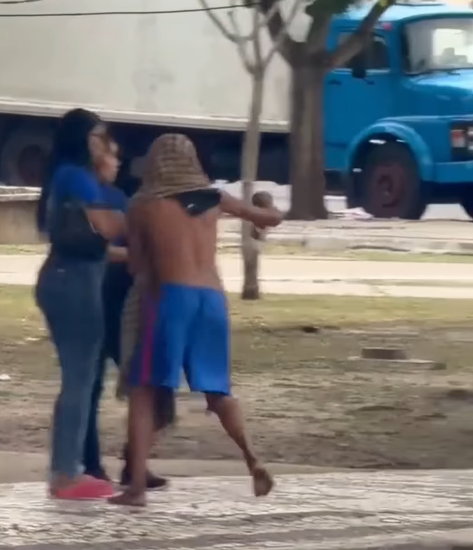 Homem rouba celular de mulher em parada de ônibus no Centro Comercial de Belém