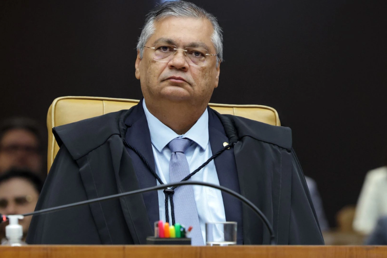 Dino determina que Três Poderes revisem e suspendam ‘penduricalhos’ do serviço público não previstos em lei