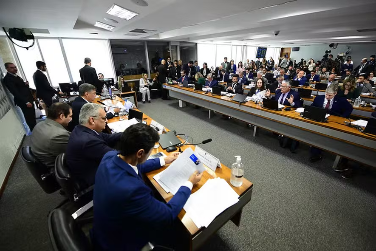 Deputado do PT dá tapa em parlamentar do Novo durante confusão na CPI do INSS e depois pede desculpas