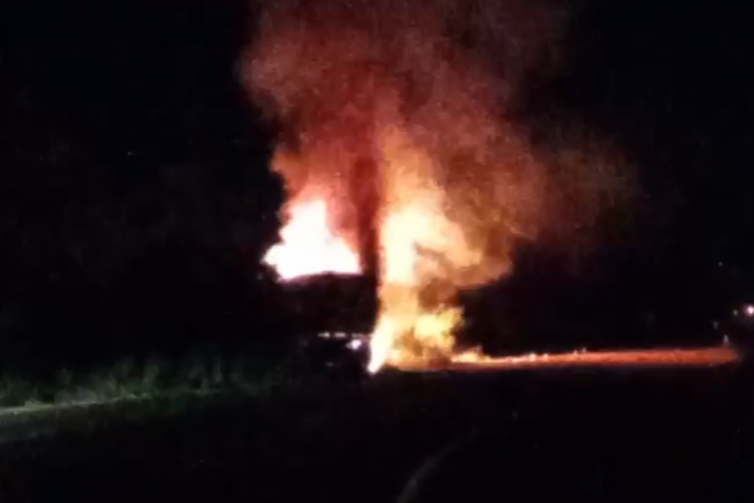 Família indígena morre em acidente e carreta envolvida é incendiada durante protesto