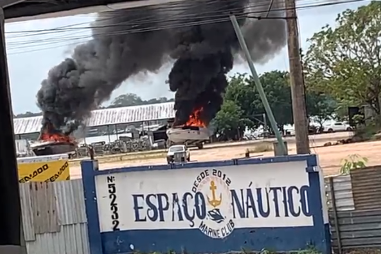Incêndio atinge galpão com lanchas no Espaço Náutico Marine Club