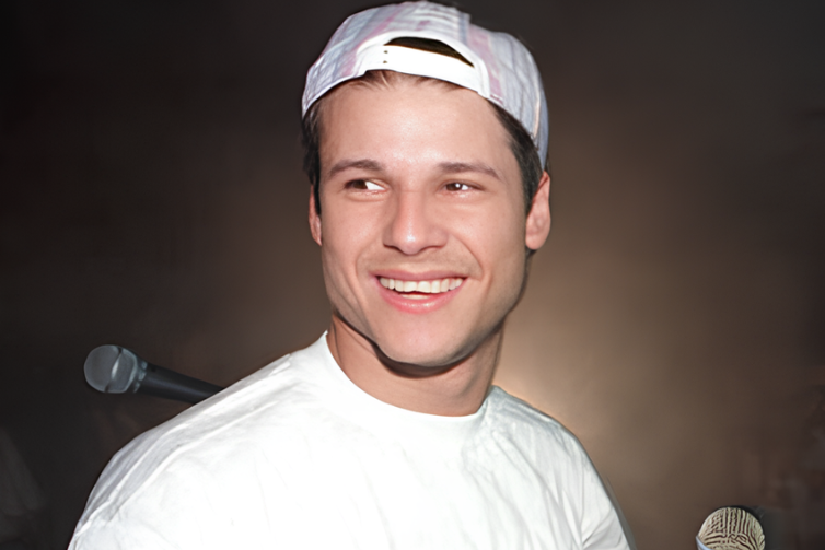 Exumação dos ‘Mamonas Assassinas’: jaqueta de Dinho é encontrada ‘intacta’ em caixão quase 30 anos após tragédia, diz primo do vocalista