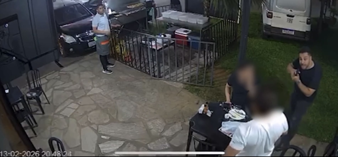 Servidor da PF saca pistola e ameaça dois homens por achar que eram um casal