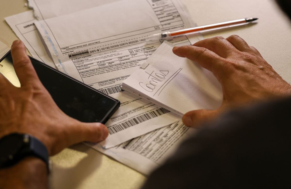 Salário mínimo de R$ 1.621 começa a ser pago nesta segunda