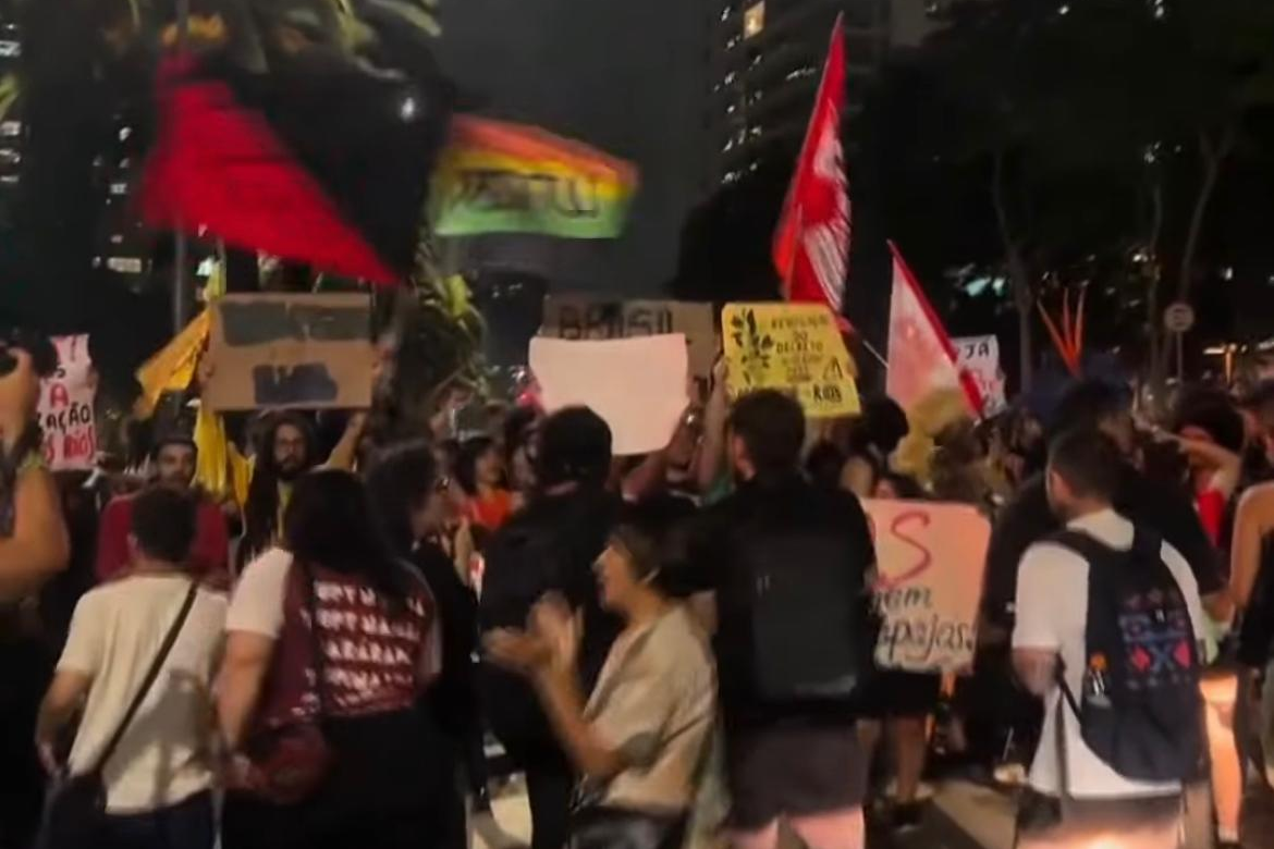 Manifestantes protestam em São Paulo, na sede da Cargill, em apoio à ocupação indígena de Santarém