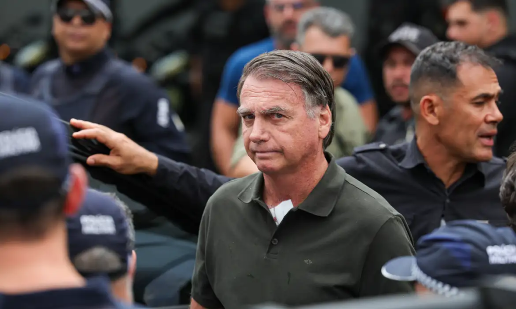 Ministério Público Militar apresenta pedido de expulsão de Bolsonaro