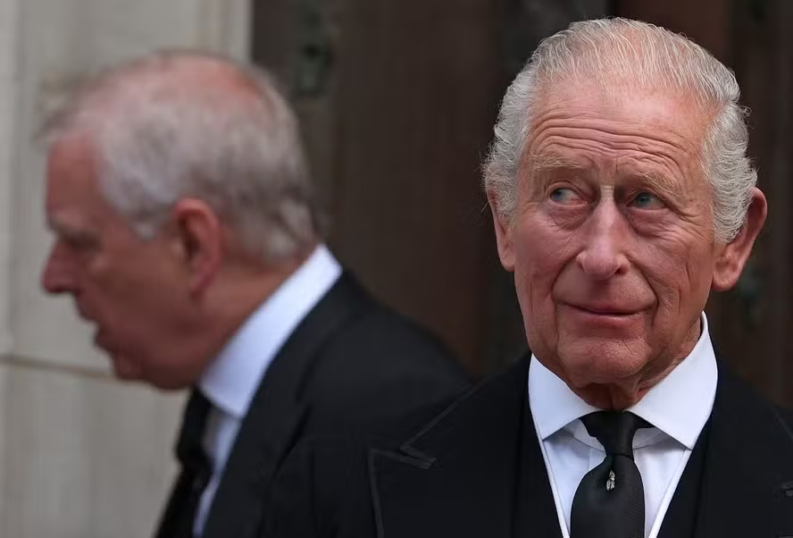 Rei Charles III se pronuncia após prisão do irmão mais novo e ex-príncipe Andrew: ‘A lei deve seguir seu curso’
