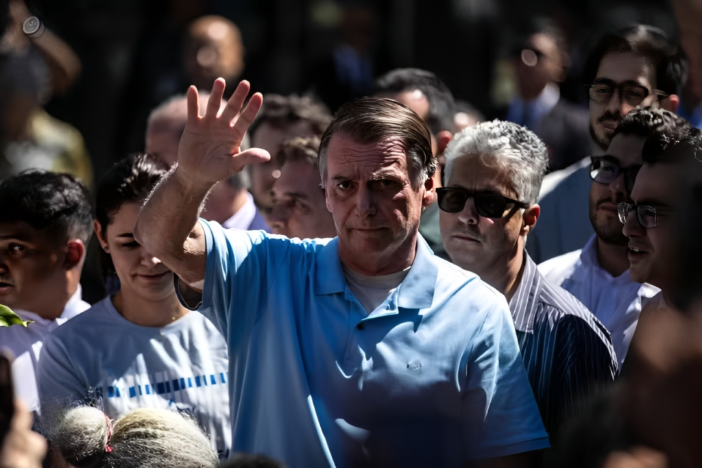 Bolsonaro chega em casa para cumprir prisão domiciliar com tornozeleira após duas semanas internado