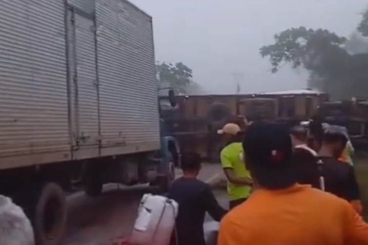 Caminhão baú tomba na PA-475, bloqueia trânsito em Moju e provoca congestionamento na rodovia