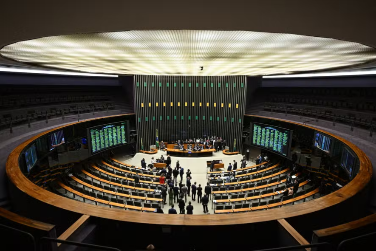 Com plenário esvaziado, Câmara aprova pacote da pauta feminina que prevê tornozeleira para agressores