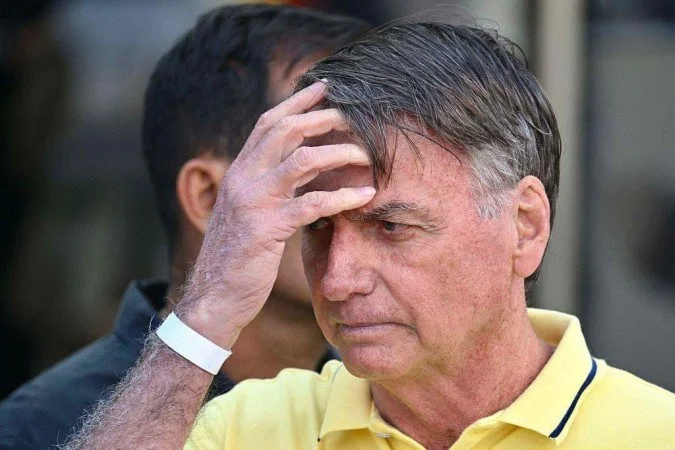 Moraes determina prisão domiciliar a Bolsonaro após internação e dois meses na Papudinha