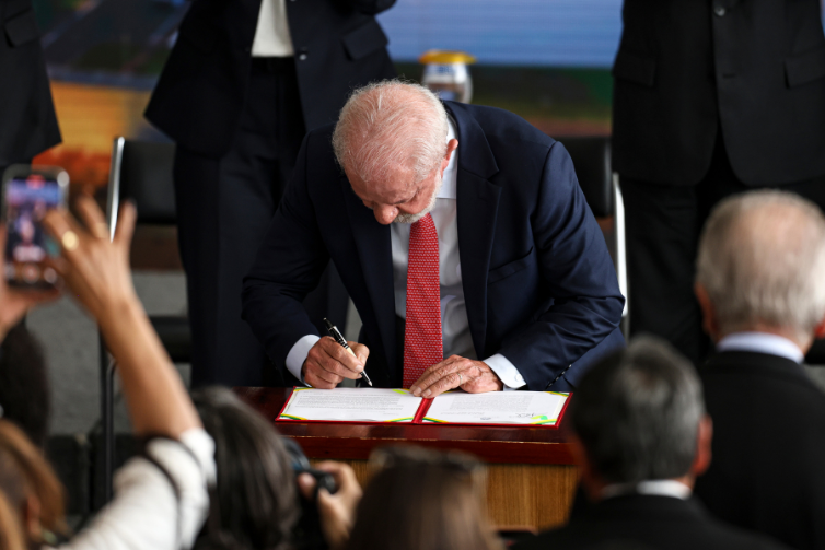 Lula sanciona lei que reforça proteção a vítimas de estupro