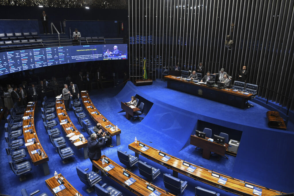 Senado aprova projeto que amplia licença-paternidade gradualmente para 20 dias; veja o que muda