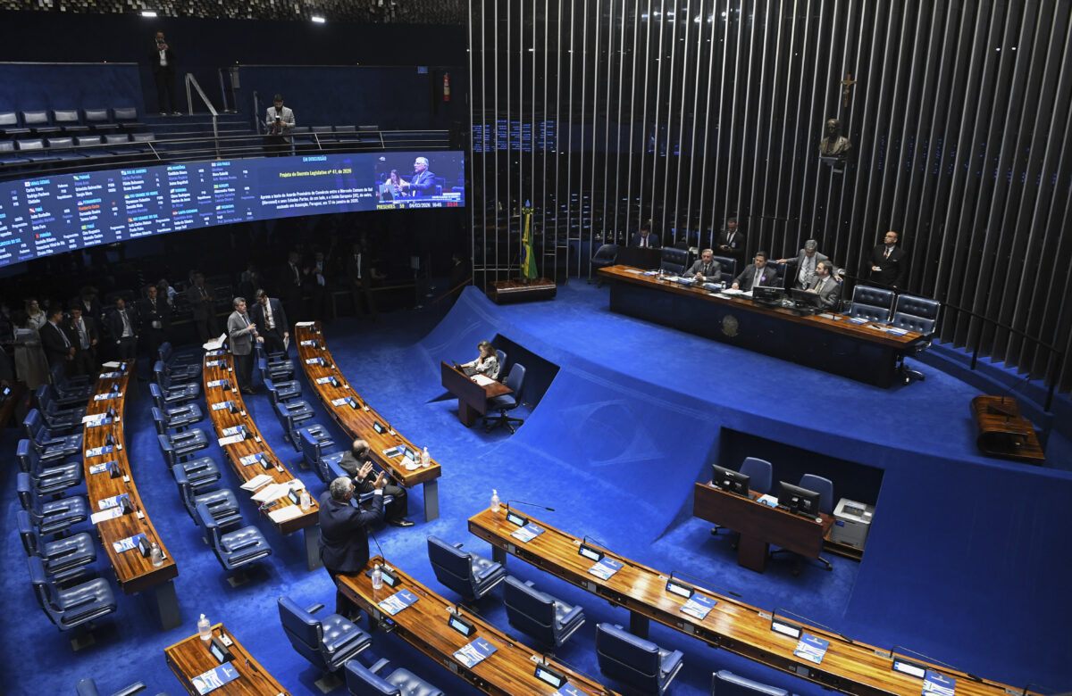 Senado aprova projeto que amplia licença-paternidade gradualmente para 20 dias; veja o que muda