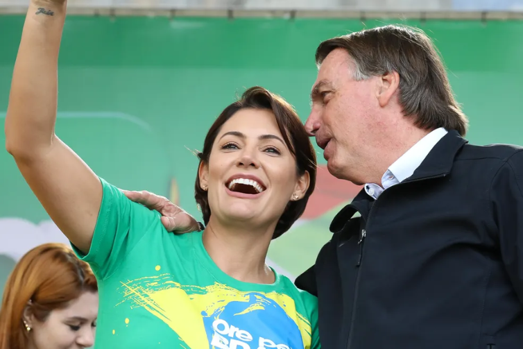 Bolsonaro pede que Michelle só se envolva na política após março e prega união da direita para eleição de 2026