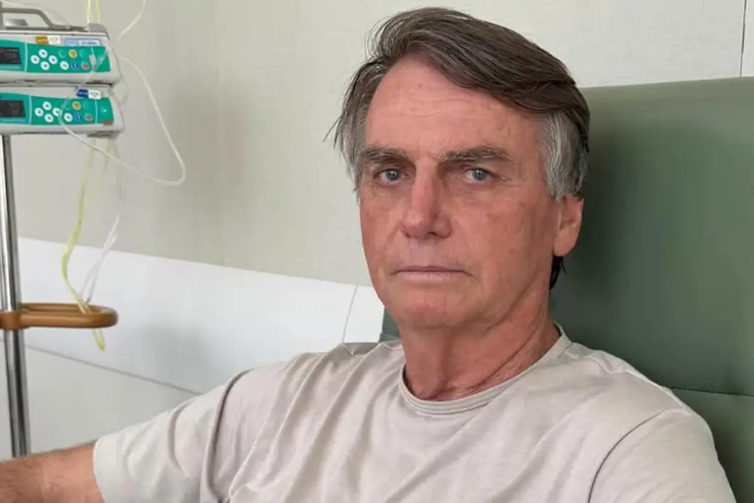 Bolsonaro vai ao hospital após passar mal durante a madrugada, diz Flávio