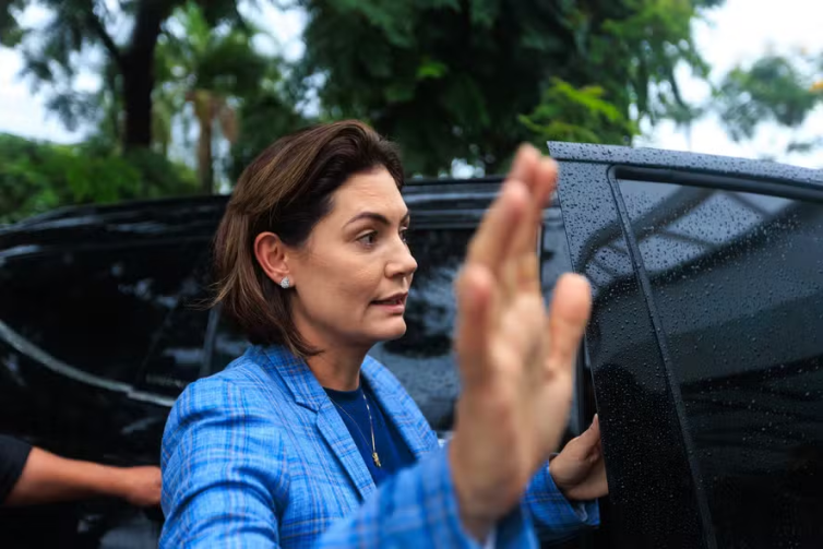 Michelle diz que Bolsonaro conseguiu comer e iniciou fisioterapia respiratória