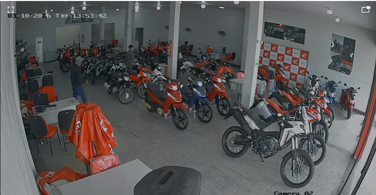 Polícia prende homem e apreende adolescente suspeitos de assalto a loja de veículos em Ananindeua