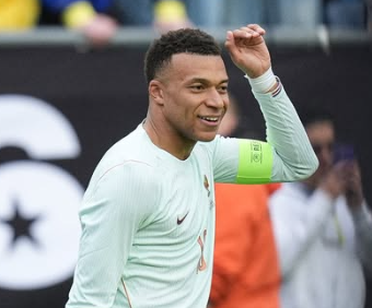 França vence o Brasil por 1 a 0 no primeiro tempo com gol de cobertura de Mbappé