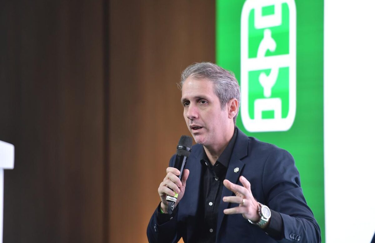 Ricardo Gluck Paul participa de evento sobre futebol nos EUA