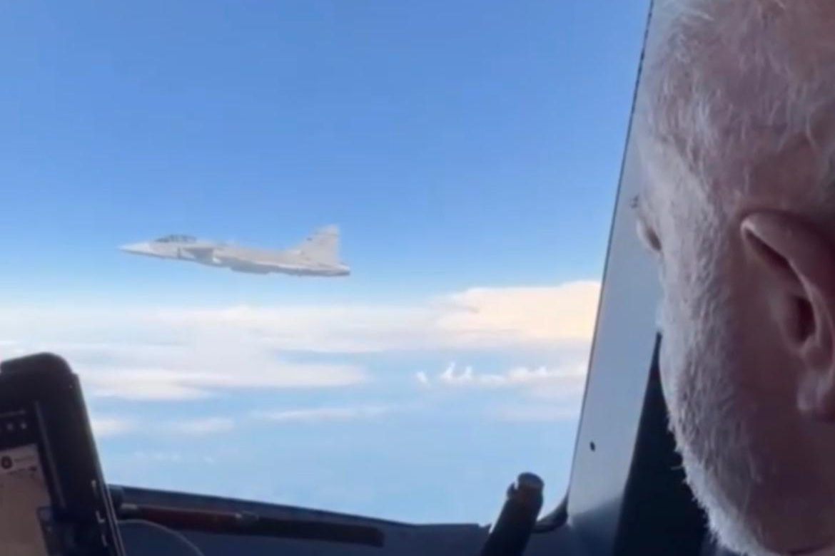 Presidente Lula voa escoltado pelo primeiro caça supersônico fabricado no Brasil