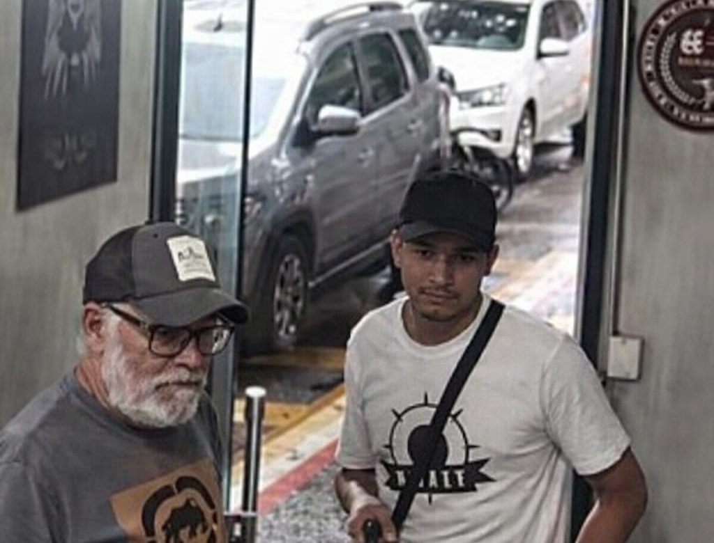 Criminosos assaltam barbearia em Belém e levam pertences de clientes