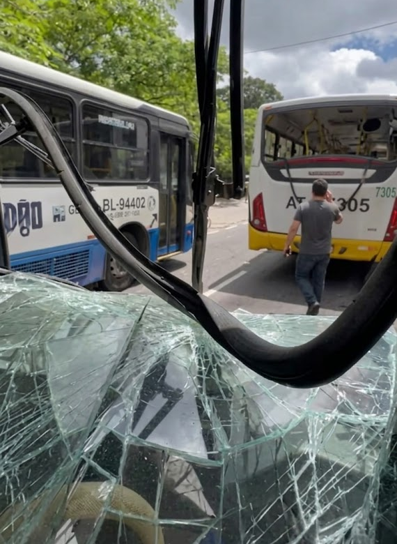 Ônibus colidem na Av. Almirante Barroso e passageiros ficam feridos