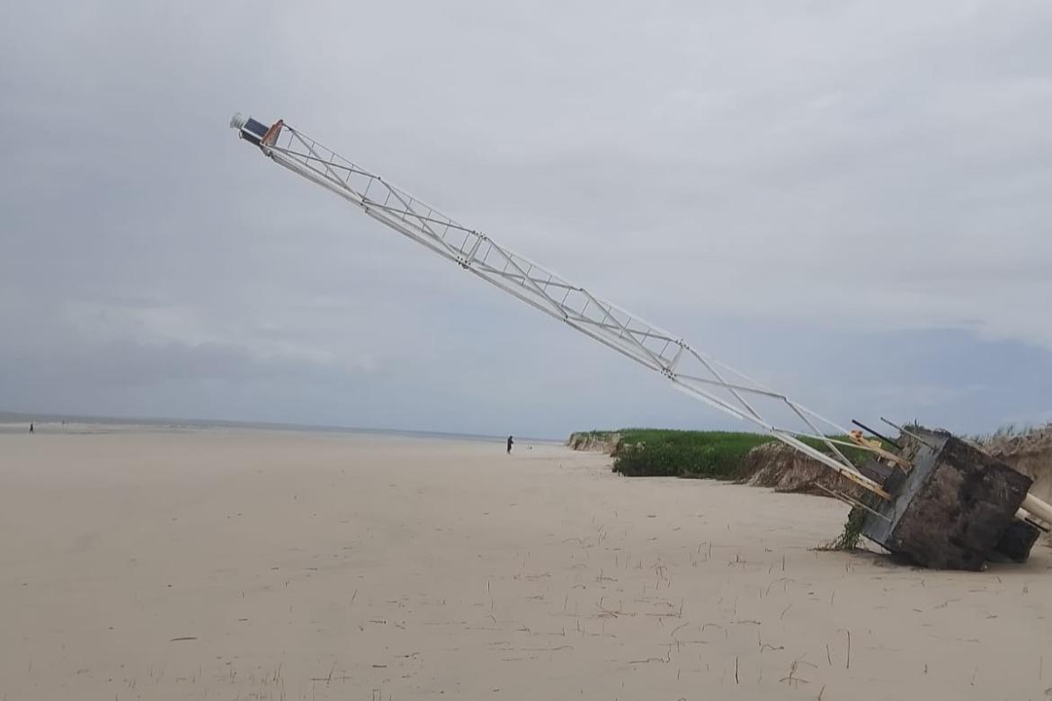Chuva forte e ventania derrubam Farol da Praia de Ajuruteua, no Pará