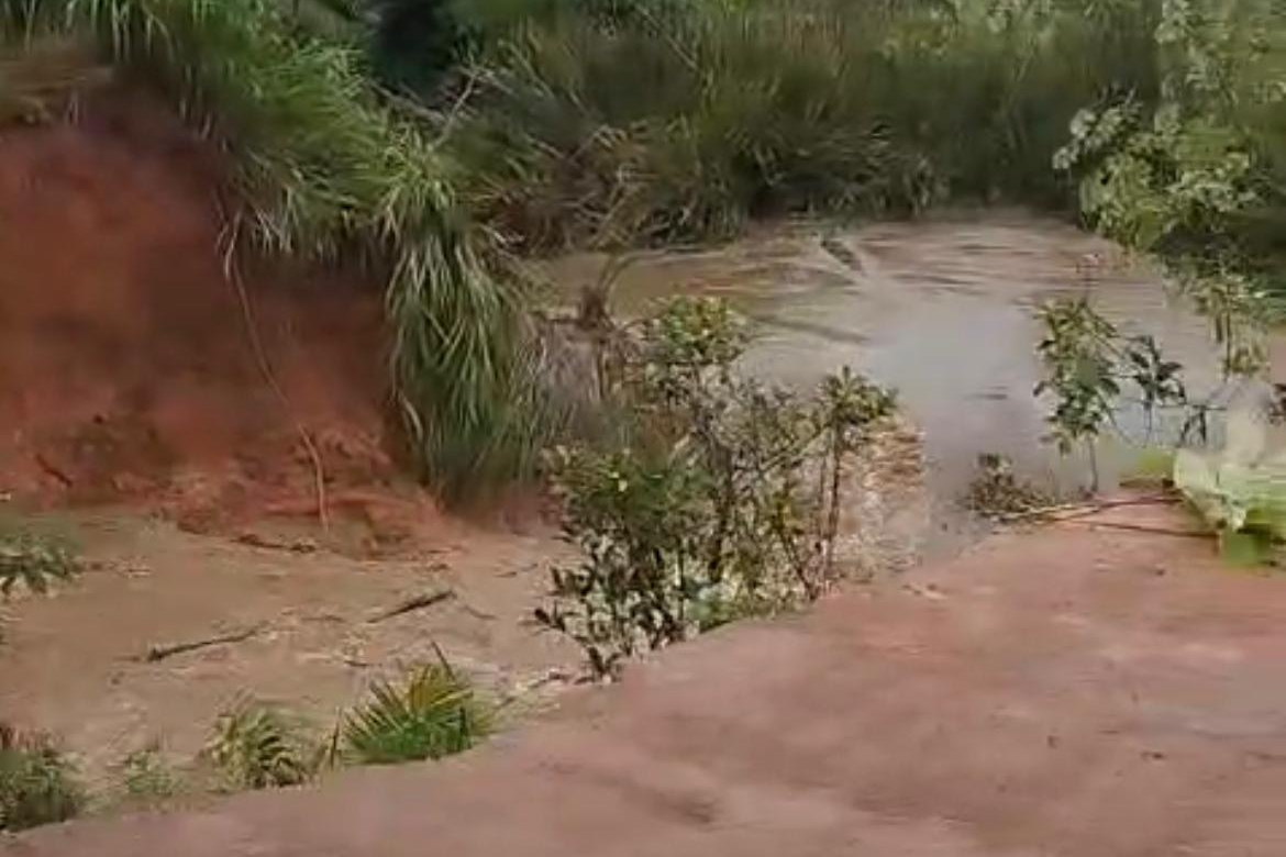 Forte enxurrada rompe estrada em Marabá, no Pará