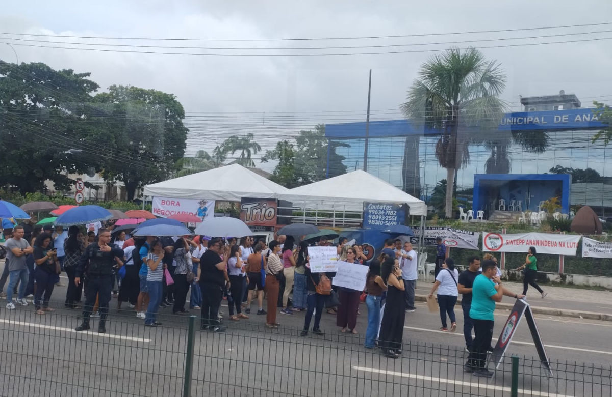 Professores em greve ocupam prédio da Prefeitura de Ananindeua e protestam na BR-316