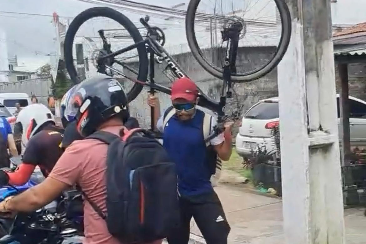 Vídeo: ciclista desiste de pedalar na ciclofaixa da Av. Arthur Bernardes, tomada por motocicletas e carros