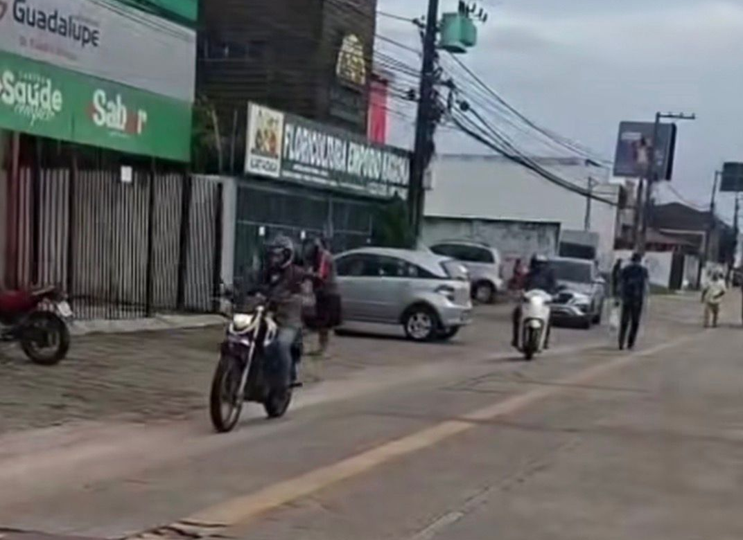 Sem fiscalização, carros e motos cometem infração trafegando na calçada, na Av. Augusto Montenegro