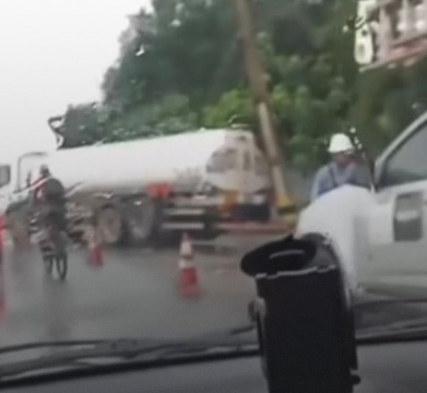 Caminhão-tanque atinge poste e complica o trânsito na Av. Arthur Bernardes